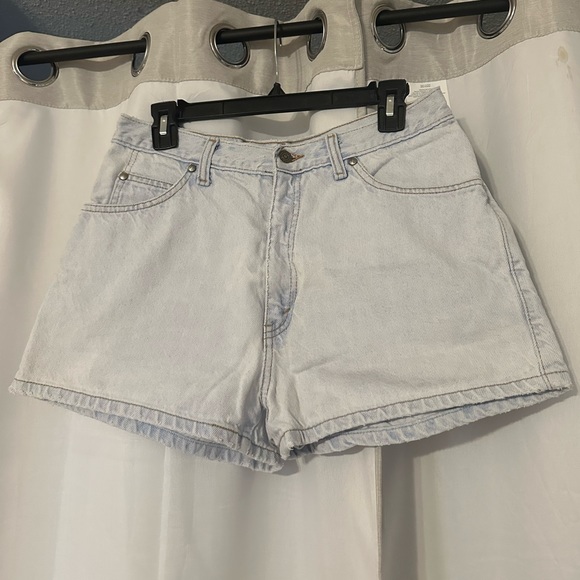 Vintage Levi’s Women’s Native Blue Light Wash Shorts - Picture 2 of 6